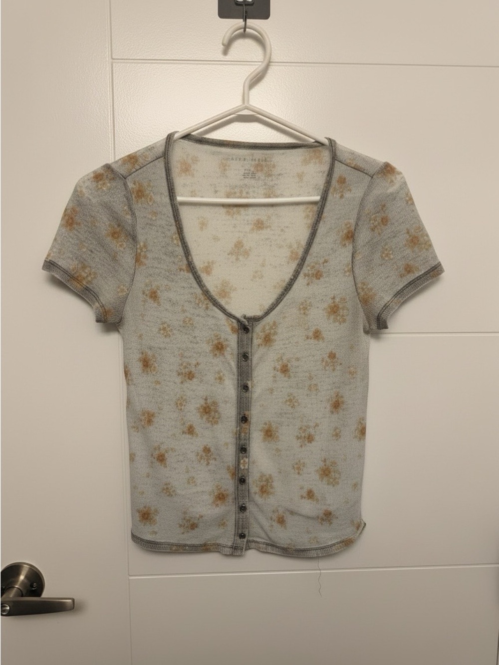 🌟MIX&MATCH: 4 for $25🌟 American Eagle Floral Waffle Knit Button Tee Size M - Picture 5 of 9